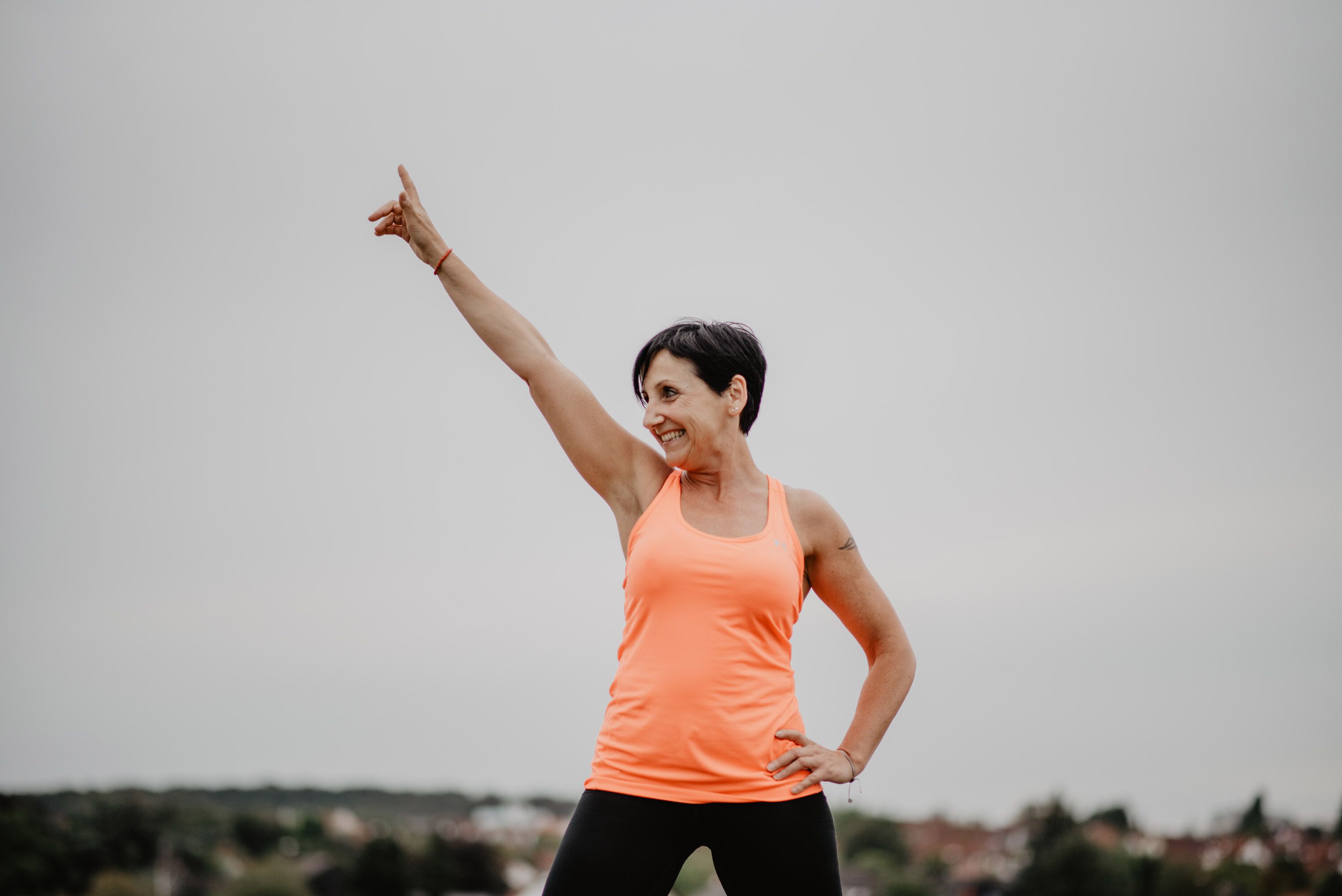 Claudia Schulze Personal Trainerin Arm hoch